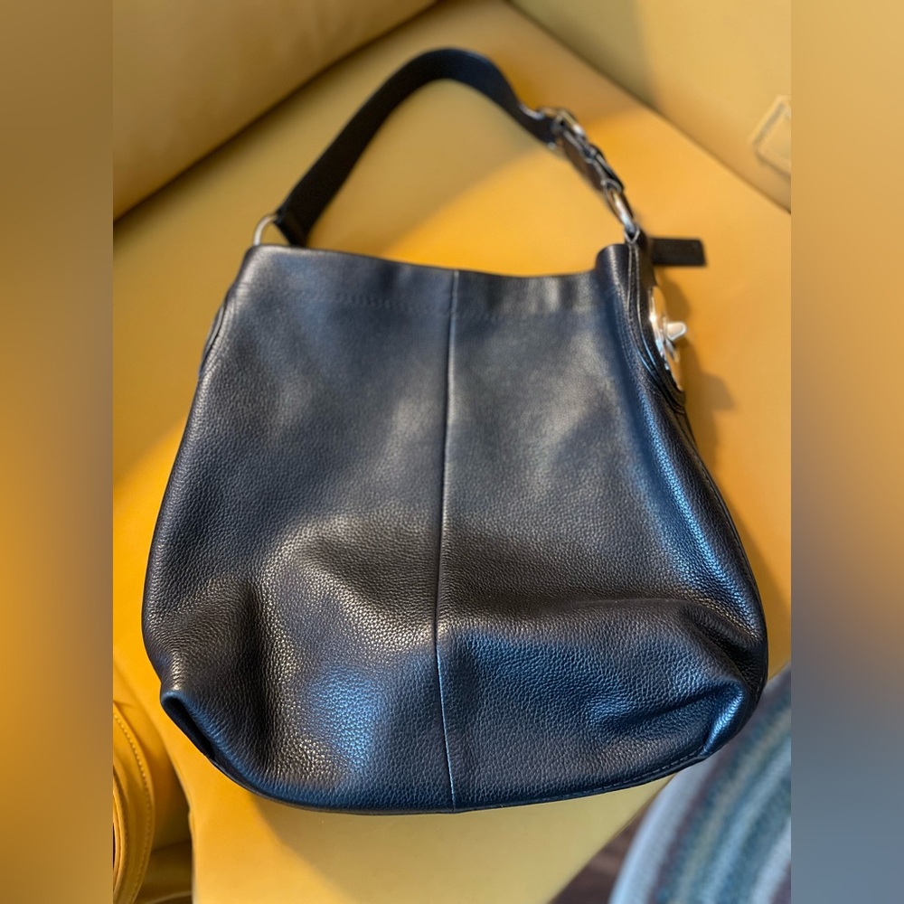 Coach Penelope Pebbled Leather Hobo Single shoulder strap Magnetic closu…